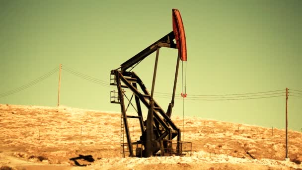Bomba de aceite en el desierto — Vídeo de stock