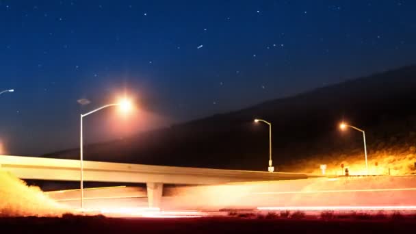 Промежуточное движение по автостраде ночью — стоковое видео