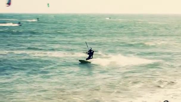 Kitesurfer vangt grote lucht-jump off Wave — Stockvideo