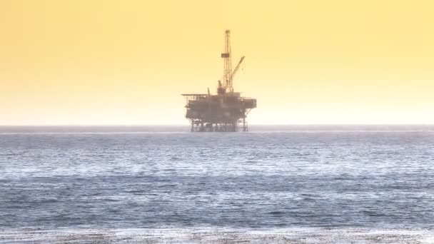 Υπεράκτια πλατφόρμα γεώτρησης εξόρυξης πετρελαίου-ακτή του Ειρηνικού — Αρχείο Βίντεο