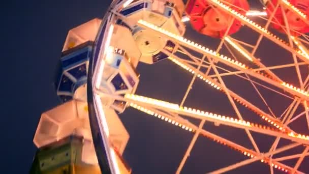 Paseo de Carnaval en Rueda Ferris por la Noche — Vídeos de Stock