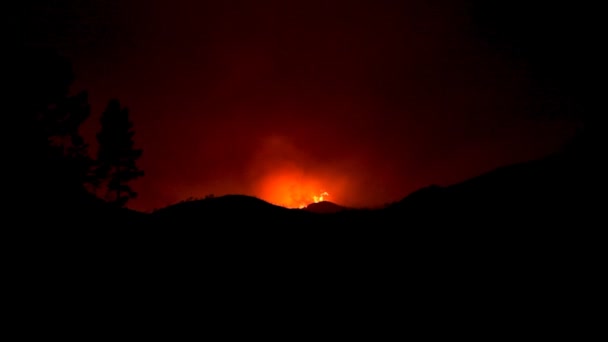 Waldbrand wütet in Hügeln (hd) — Stockvideo