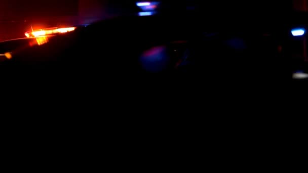 Politie auto met verlichting knippert bij Roadblock — Stockvideo