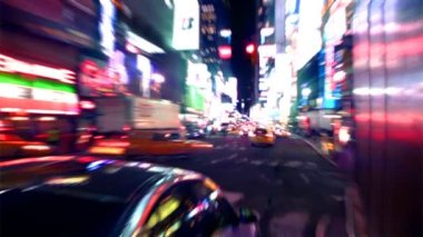 NYC sokaklarında, taksiler, trafik ve insanlar