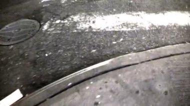 NYC sokaklarında, taksiler, trafik ve insanlar