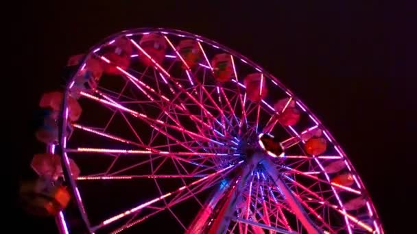 Чортове колесо Carnival Ride вночі — стокове відео
