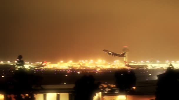 Jet Airliner despegando en LAX (Noche ) — Vídeos de Stock
