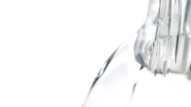 Macro Shot de água derramando de garrafa de plástico — Vídeo de Stock