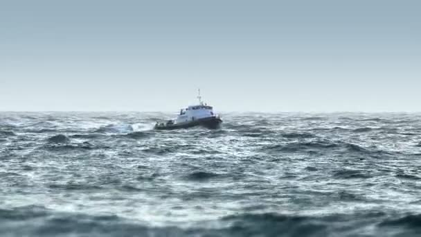 Loď v drsných mořích-míří k přístavu — Stock video