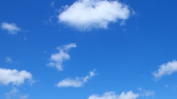 Временные облака в небе — стоковое видео