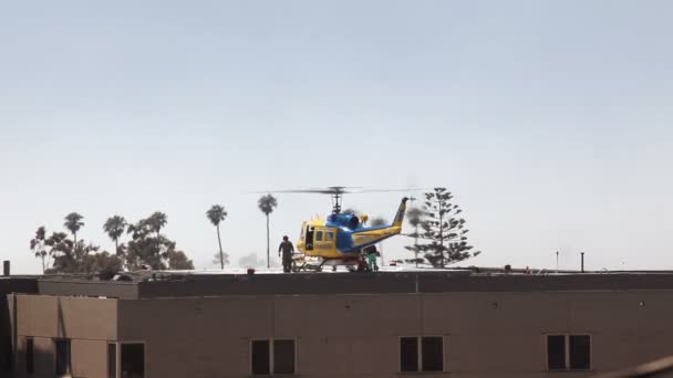Transporte médico en helicóptero en el hospital — Vídeos de Stock