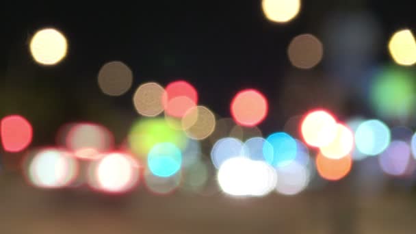 Stadslichten en verkeer 's nachts (gedeconcentreerde) — Stockvideo