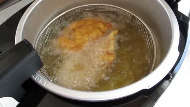 Deep Fryer Cooking Chicken in Vegetable Oil — Stock Video