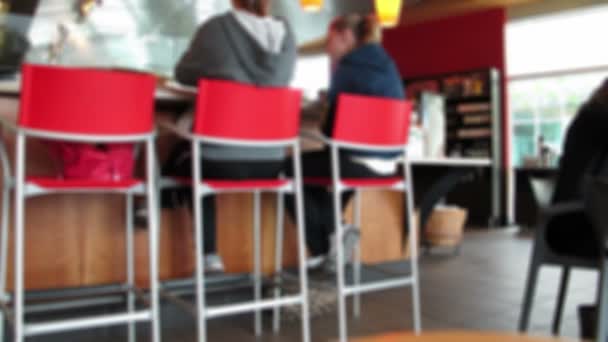 Ludzie siedzący w kawiarni (Defocused) — Wideo stockowe