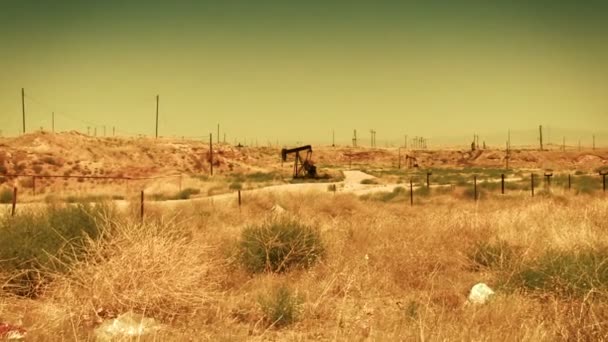 Bomba de óleo no deserto — Vídeo de Stock