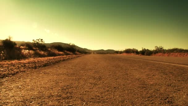 Paseo en motocicleta por un camino del desierto caliente — Vídeo de stock