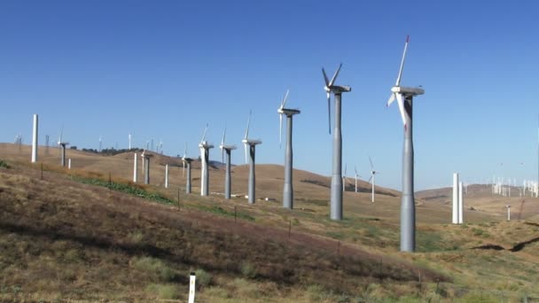 Rüzgar güç türbinleri (mavi gökyüzü) — Stok video