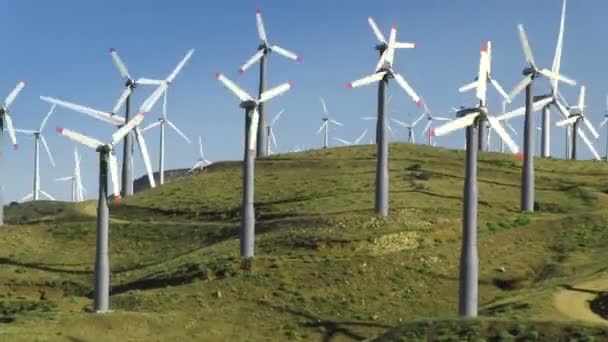 Szélerőmű turbinák (Green Hills & kék ég) — Stock videók