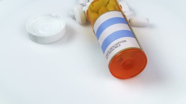 Garrafa e pílulas de prescrição — Vídeo de Stock