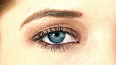 Kadın insan göz yanıp sönen yakın çekim makro çekim