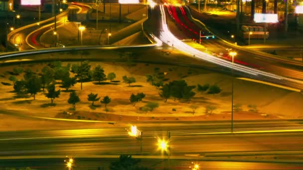 De straten van Las Vegas en het verkeers tijdverloop — Stockvideo