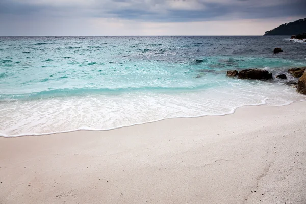 Vacker strand och tropiskt hav — Stockfoto