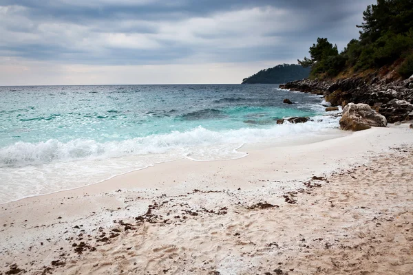 Saliara Beach (genaamd marmer Beach), mooi wit strand in Th — Stockfoto