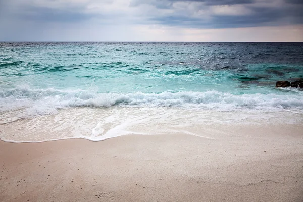 Bella spiaggia e mare tropicale — Foto Stock