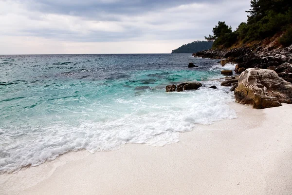 Saliara Beach (genaamd marmer Beach), mooi wit strand in Th — Stockfoto