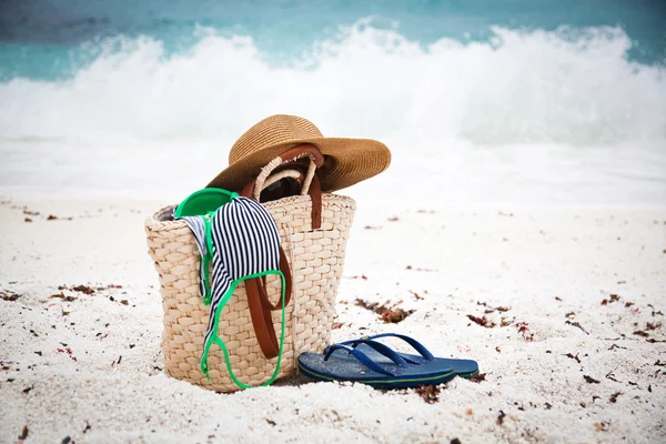 Słomkowy kapelusz i torba na tropikalnej plaży — Zdjęcie stockowe