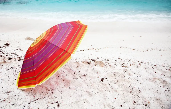 Strohhut und Tasche am tropischen Strand — Stockfoto