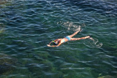 Genç kadın tropikal gölünde snorkeling