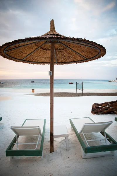 Saliara beach (genannt Marmorstrand), schöner weißer Strand in der Nähe von — Stockfoto