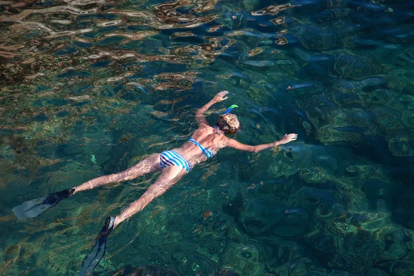 Ung kvinna snorkling i tropisk lagun — Stockfoto