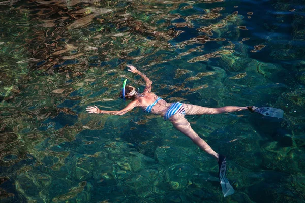 Junge Frau schnorchelt in tropischer Lagune — Stockfoto