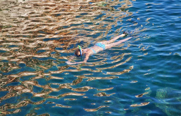 Молодая женщина ныряет с маской в тропической лагуне — стоковое фото