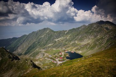 Romanya 'nın Fagaras dağında yüksek irtifada güzel volkanik Balea gölü