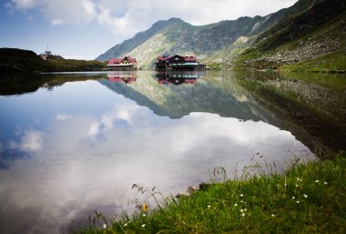 Romanya 'nın Fagaras dağında yüksek irtifada güzel volkanik Balea gölü