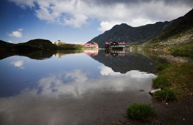 Romanya 'nın Fagaras dağında yüksek irtifada güzel volkanik Balea gölü