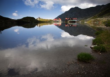Romanya 'nın Fagaras dağında yüksek irtifada güzel volkanik Balea gölü