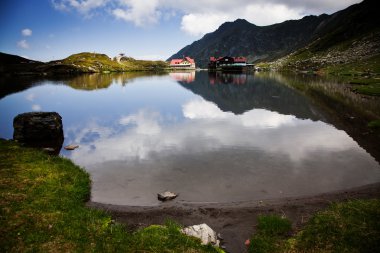 Romanya 'nın Fagaras dağında yüksek irtifada güzel volkanik Balea gölü