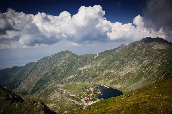 Lindo lago vulcânico Balea em alta altitude, na montanha Fagaras, Roménia — Fotografia de Stock