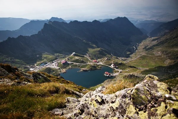 Hermoso lago volcánico Balea a gran altitud, en la montaña Fagaras, Rumania — Foto de Stock