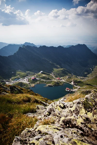 Krásné sopečné jezero Balea ve vysoké nadmořské výšce, na hoře Fagaras, Rumunsko — Stock fotografie