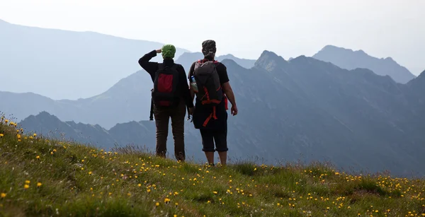 Dva turisté obdivovat pohled a fotografování vysokých hor — Stock fotografie