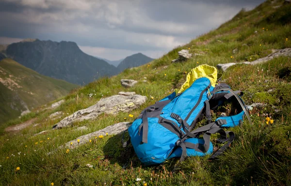 Rucksack oder Rucksack balanciert auf einem Felsen auf einem Berggipfel — Stockfoto