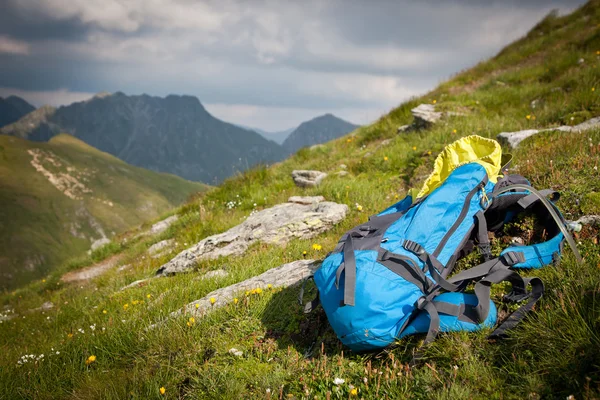 Rucksack oder Rucksack balanciert auf einem Felsen auf einem Berggipfel — Stockfoto