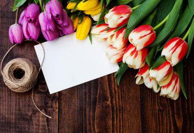 rustik ahşap tahta, Paskalya Dekorasyon üzerinde renkli Lale buketi