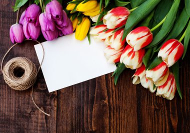 rustik ahşap tahta, Paskalya Dekorasyon üzerinde renkli Lale buketi