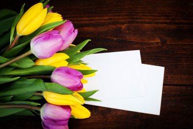 rustik ahşap tahta, Paskalya Dekorasyon üzerinde renkli Lale buketi